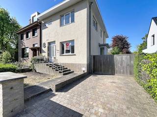 Bent u op zoek naar de ideale balans tussen rust en de dynamiek van de stad? Deze ruime woning biedt het beste van twee werelden. Gelegen in...