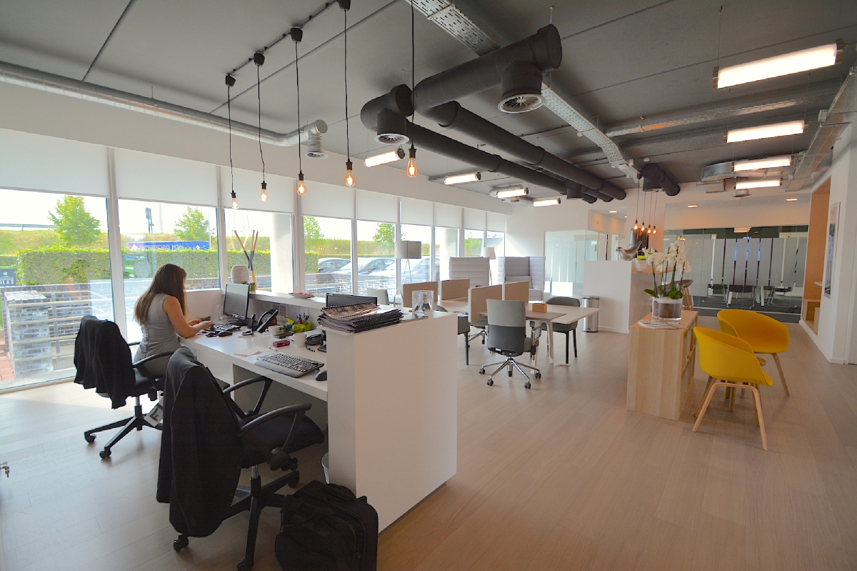 <p><strong>Volledig nieuwe Plug & Play-KANTOORRUIMTEN</strong>, bemeubeld en voorzien van randaccomodatie (vergaderzalen, sanitair, keuken, printers, telefoontoestellen, ...) en service (receptie/telefoonbeantwoording, ...). <strong>ALL-IN PRIJS!</str - foto 2