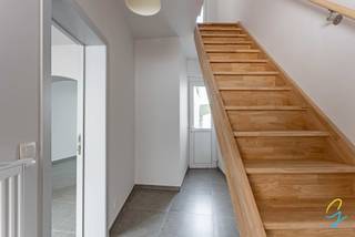 <p>Deze volledig gerenoveerde woning bevindt zich in het centrum van Geraardsbergen, op wandelafstand van scholen, winkels en het station. Dankzij de ligging in een zijstraat van de Oudenaardsestraat geniet u van een rustige woonomgeving zonder hinder van doorgaand verkeer, terwijl alle dagelijkse voorzieningen vlot bereikbaar zijn. In de buurt is bovendien voldoende publieke parkeergelegenheid aanwezig.</p>
<p>De woning werd in 2026 grondig gerenoveerd en is instapklaar. Ook het dak werd vernieuwd in 2019. Op het gelijkvloers bevinden zich de leefruimte met nieuwe keuken, een praktische bergruimte en een badkamer met douche en toilet. Achteraan vindt u een bijkomende berging, een aangenaam terras en een onderhoudsvriendelijke tuin.</p>
<p>Op de eerste verdieping zijn er drie slaapkamers, waarvan één als doorloopkamer ingericht is. Op deze verdieping bevindt zich eveneens een tweede badkamer, uitgerust met een ligbad en toilet. De tweede verdieping werd volledig afgewerkt en ingericht als extra slaapkamer.</p>
<p>Op energetisch vlak scoort de woning goed met een EPC label B dankzij de centrale verwarming op aardgas, dubbele beglazing en aanwezige isolatie. Bovendien werd de volledige woning recent geschilderd, waardoor u zonder verdere werken kunt intrekken.</p>
<p>Bent u op zoek naar een ruime en verzorgde woning op een centrale maar rustige locatie in Geraardsbergen, dan is dit pand zeker een bezoek waard.</p>
<p>Meer info? Een bezoek? Bel Jordi 0477/32.61.53</p>