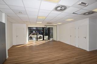 <div><strong> Commercieel gelijkvloerse handelsruimte met voldoende parkeergelegenheid (straat), gesitueerd op toplocatie. <br /></strong></div>
<div>Deze gelijkvloerse handelsruimte is geschikt voor verschillende commerciële doeleinden zoals: verzekeringskantoor, bank, reisbureau, atelier, tandarts/ dokterspraktijk... </div>
<div><strong> Ligging:</strong> Retiesebaan 7 is gelegen in hartje Kasterlee, met veel passage &amp; in vlotte verbinding naar omliggende gemeenten/ steden. </div>
<div><strong> Indeling: </strong></div>
<div>•<span> </span>Inkomhal</div>
<div>•<span> </span>Bureau/ wachtruimte (90m²) met maatkasten</div>
<div>•<span> </span>3 bergingen, waaronder 1 technische ruimte (7m² in totaliteit)</div>
<div>•<span> </span>3 “glazen” kantoorruimten (11m² - 14,2m² en 10,6m²) waarvan eentje met maatkasten</div>
<div>•<span> </span>2 aparte toiletten (M/V/X) alsook douchecabine (13,3m² in totaliteit)</div>
<div>•<span> </span>Vergaderruimte (34,7m²) voorzien van akoestische panelen</div>
<div>•<span> </span>Keuken met zitruimte (29,4m²), voorzien van: keramische kookplaat inclusief afzuigkap, ijskast, diepvriezer, enkele spoelbak en een combi-oven</div>
<div><span></span></div>
<div><strong> Bijzonderheden: </strong></div>
<div>- Onmiddellijk beschikbaar</div>
<div>- Gunstig EPC: 205 kWh/(m²/jaar)</div>
<div>- Verwarming op elektriciteit</div>
<div>- Geen bijkomende gemeenschappelijke kosten</div>
<div>- Kosten voor elektriciteit en water vallen ten laste van de huurder(s)</div>