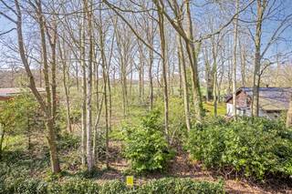 Prachtige bouwgrond voor een open bebouwing, gelegen in een rustige en groene omgeving. De locatie biedt de perfecte combinatie van natuurlijke rust en wooncomfort. Dankzij de westelijke oriëntatie geniet u volop van de middag- en avondzon, ideaal voor een lichtrijke woning met aangename tuin en mooi open zicht op de achterliggende groene zone. De omgeving straalt sereniteit uit, terwijl alle nodige voorzieningen zoals winkels, scholen, openbaar vervoer en de in- en uitvalswegen vlot bereikbaar zijn. Of u nu droomt van een moderne villa of klassieke gezinswoning, deze bouwgrond biedt de perfecte basis om al uw woondromen waar te maken. Dit is een unieke kans voor wie wenst te bouwen in een groene en rustige omgeving. De eigenaar zal de bomen in de bouwzone nog laten verwijderen. Voor meer informatie kan u terecht op het kantoor.