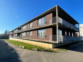 Deze moderne assistentiewoning bevindt zich in Heverlee in WZC Vogelzang en biedt de ideale combinatie van zelfstandig wonen met de zekerheid van ondersteuning en diensten wanneer nodig.<br />Bij het betreden is er een inkomhal met ingebouwde vestiaire, die uitkomt op een praktische badkamer met douche en toilet. Verder beschikt de woning over een ruime slaapkamer en een lichtrijke woon- en eetkamer die rechtstreeks toegang geeft tot een terras waar het heerlijk vertoeven is. De keuken is functioneel ingericht en aansluitend is er een berging voorzien met aansluiting voor een wasmachine.<br />Dankzij de doordachte indeling en de overvloedige lichtinval is dit een bijzonder aangename plek om te wonen. Bewoners genieten hier van alle comfort en privacy, terwijl ze tegelijk beroep kunnen doen op een uitgebreid aanbod van diensten en ondersteuning die verbonden zijn aan het woonzorgcentrum. Deze assistentiewoning is daarmee de perfecte oplossing voor wie zijn zelfstandigheid wil behouden, maar toch waarde hecht aan zekerheid en nabijheid van zorg.