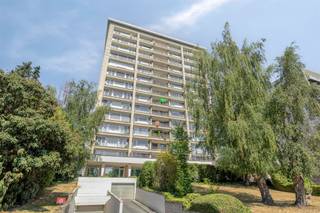 <p>Dit lichtrijke appartement van maar liefst 154 m² bevindt zich op de 7de verdieping en geniet van een panoramisch uitzicht over het stadspark van Aalst.</p><p>De eigendom omvat een ruime inkomhal, een bijzonder lichtrijke woonkamer met prachtig uitzicht, een afzonderlijk gastentoilet met lavabo en een extra salon dat naar wens kan worden ingericht als vierde slaapkamer, bureau, hobbyruimte of tweede zithoek. <br />Verder beschikt het appartement over een keuken, drie slaapkamers en twee badkamers.</p><p>Aan de leefruimte en keuken bevindt zich een terras met praktische berging. <br />Op niveau -1 beschikt het appartement bovendien over een extra privatieve berging.</p><p>Er is tevens de mogelijkheid om twee garageboxen aan te kopen, waarbij de dubbele garagebox wordt aangeboden aan €40.000 en de enkele garagebox aan €30.000.</p><p>Deze ruime en unieke eigendom biedt dankzij de royale oppervlakte, aangename indeling en uitzonderlijke ligging met zicht over het stadspark bijzonder veel potentieel. <br />Mits enkele opfrissingswerken kan hier een bijzonder comfortabel en stijlvol appartement worden gecreëerd.</p>