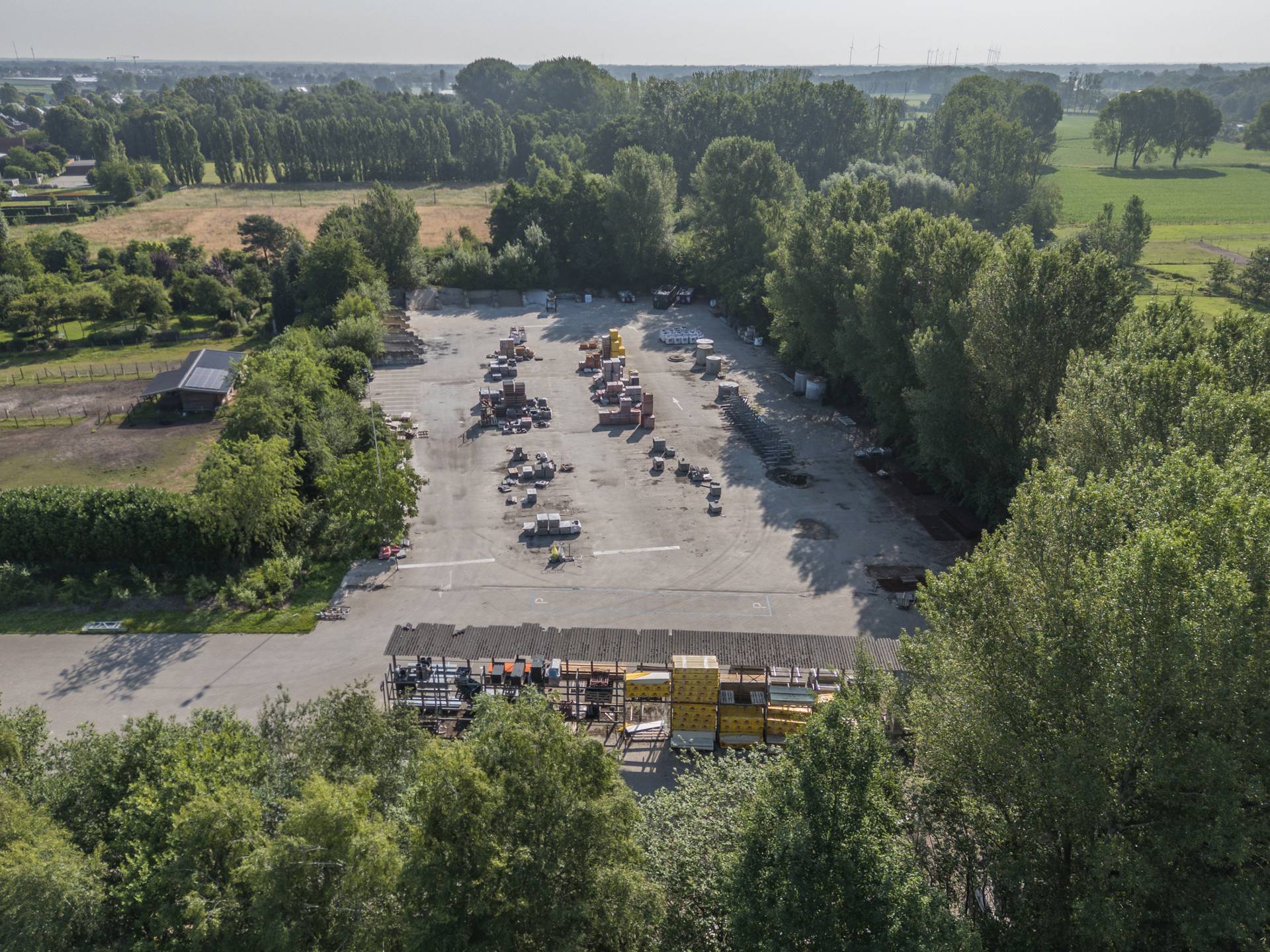 Complex met magazijn/kantoren, loods met showroom + woonst. - foto 5