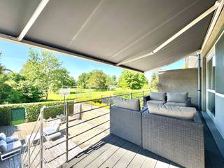 Energiezuinige jonge woning type bel-etage met tuin en terras op gunstige ligging en in rustige woonbuurt te Sint-Eloois-vijve nabij alles wat men nodig heeft aan winkel, bakker, slager alsook met uitstekende verbindingen naar de E17; Prachtig verzicht op groen en de Leie; Poortje met uitweg achteraan naar groenpark en de Leie; Indeling: inkomhal, doorgang naar ruime wasplaats waar ook technieken huizen en kastruimte is, ruime garage met bergruimte en geautomatiseerde sectionale poort; men kan zowel vanuit de wasplaat als de garage naar de tuin via een glazen deur; Eerste verdieping: hal, apart toilet met handwasser; Woonkamer met plaats voor salon en eetplaats: Open keuken met alle modern comfort; zowel living als keuken kijken rechtstreeks uit op groen een een leuk terras op hoogte; Geautomatiseerde zonneluifel met ingebouwde Led-verlichting (Brustor); Een degelijke Alu trap is extra geïnstalleerd zodat men ook rechtstreeks van het terras naar de tuin kan; Hal met wandkast en trap naar tweede verdieping: nachthal, 3 kamers en badkamer met tweede toilet, ligbad, douche en wastafel met meubel; Schuiftrap naar geïsoleerde bergzolder; Vooraan de woning is eveneens een oprit en ruimte voor de woning; EPC A/ 68; Conforme elektriciteit; Centrale verwarming op gas; Overal dubbele beglazing in kunststof met draaikipfunctie; Zonnepanelen; Thuisbatterij; Extra Units met verwarming en Airco via warmtepomp; Beschikbaar: bij akte na betaling; Info en bezoek: info@elet.immo.
