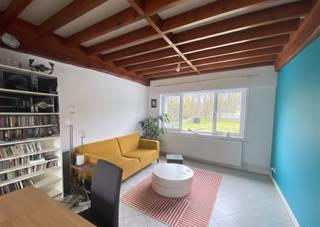 <p><span>Charmante bel-etagewoning te huur in rustige, groene omgeving</span></p><p><span>Deze aangename bel-etagewoning is gelegen in een rustige straat, omgeven door groen, en biedt een comfortabele en serene woonomgeving.</span></p><p><span>Op het gelijkvloers beschikt de woning over een garage en een praktische berging. De eerste verdieping omvat een lichtrijke woonkamer met open keuken, aangevuld met een aparte berging en een gastentoilet.</span></p><p><span>Op de tweede verdieping bevindt zich een ruime slaapkamer met dressing/bureau en een badkamer met dubbele lavabo, bad/douche en wc.</span></p><p><span>Deze woning is ideaal voor een alleenstaande huurder die op zoek is naar rust en comfort.</span></p><p><span>Voor een bezoek aan het pand vragen wij u vriendelijk om eerst een ingevulde infofiche te bezorgen.</span></p><p><span>Ontdek ons volledige aanbod op <span>www.ap-p.be</span></span></p>