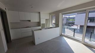 Dit nieuwbouw appartement is gelegen in een kleine residentie met 5 entiteiten.<br /><br />Energiezuinig appartement: warmtepomp met vloerverwarming, hoogrendementsbeglazing, isolatie, ventilatie, ...<br /><br />Slechts €50 bijkomende syndic kosten per maand.<br /><br />Mogelijkheid om garagebox bij te huren aan €75 per maand.