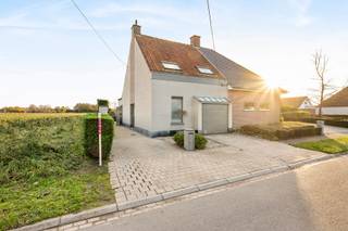 Deze halfopen woning (EPC label C) met 3 slaapkamers en prachtige landelijke verzichten is gelegen in Kuurne.De indeling van deze woning is als...