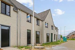 In de Koning Boudewijnstraat in Lauwe, in het woonproject Korenhof bieden wij momenteel deze prachtige gesloten bebouwing (lot 9) in een...