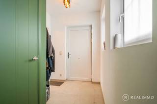 <strong>VASTGOEDTOPPER!</strong><br /><strong>Bent u op zoek naar een zeer ruime, kwalitatief en superenergie zuinige woning (2018) met tal van mogelijkheden?</strong> Deze hele ruime halfopen bebouwing <strong>met +- 240 m² bewoonbare oppervlakte</strong>, een garage, ruime oprit en een aangename tuin.<br />Dankzij de doordachte indeling en de grote ruimtes is dit de ideale woning voor gezinnen die op zoek zijn naar onmiddellijk comfort &amp; ruimte!<br /><br /><u><strong>Ligging</strong></u><br />De woning bevindt zich in Otegem, een aangename en rustige omgeving met een vlotte verbinding naar omliggende gemeenten en voorzieningen. Ideaal voor wie rustig wil wonen met toch een goede bereikbaarheid.<br /><br /><u><strong>Indeling</strong></u><br />Via de inkomhal met apart toilet komt u in de ruime en lichtrijke leefruimte die aansluit op de keuken en eetplaats. Dankzij de grote raampartijen geniet u hier van veel natuurlijk licht en een aangenaam zicht op de tuin.<br />Verder beschikt de woning over een praktische garage en een oprit.<br />Op de eerste verdieping bevinden zich 3 ruime slaapkamers en een ruime badkamer.<br /><strong>Via een vaste trap bereikt u de gigantische zolderverdieping, waar eenvoudig meerdere extra slaapkamers, een hobbyruimte of bureau kunnen worden ingericht</strong>. Hierdoor biedt deze woning nog heel wat uitbreidingsmogelijkheden.<br />Buiten geniet u van een aangename tuin en een ruime oprit, waardoor parkeren nooit een probleem vormt.<br /><br /><u><strong>Troeven</strong></u>
<ul>
	<li>Superenergiezuinig (A-Label)</li>
	<li>Zeer ruime woning (240 m² bewoonbare oppervlakte)</li>
	<li>Halfopen bebouwing</li>
	<li>Mogelijkheid tot 5 slaapkamers</li>
	<li>Vaste trap naar zolder met uitbreidingsmogelijkheden</li>
	<li>Garage en ruime oprit</li>
	<li>Aangelegde tuin</li>
</ul>
<u><strong>Contact</strong></u><br />Meer info of een afspraak ter plaatse? Contacteer Nicolas op 0478/505891 of via nicolas@real-immo.be