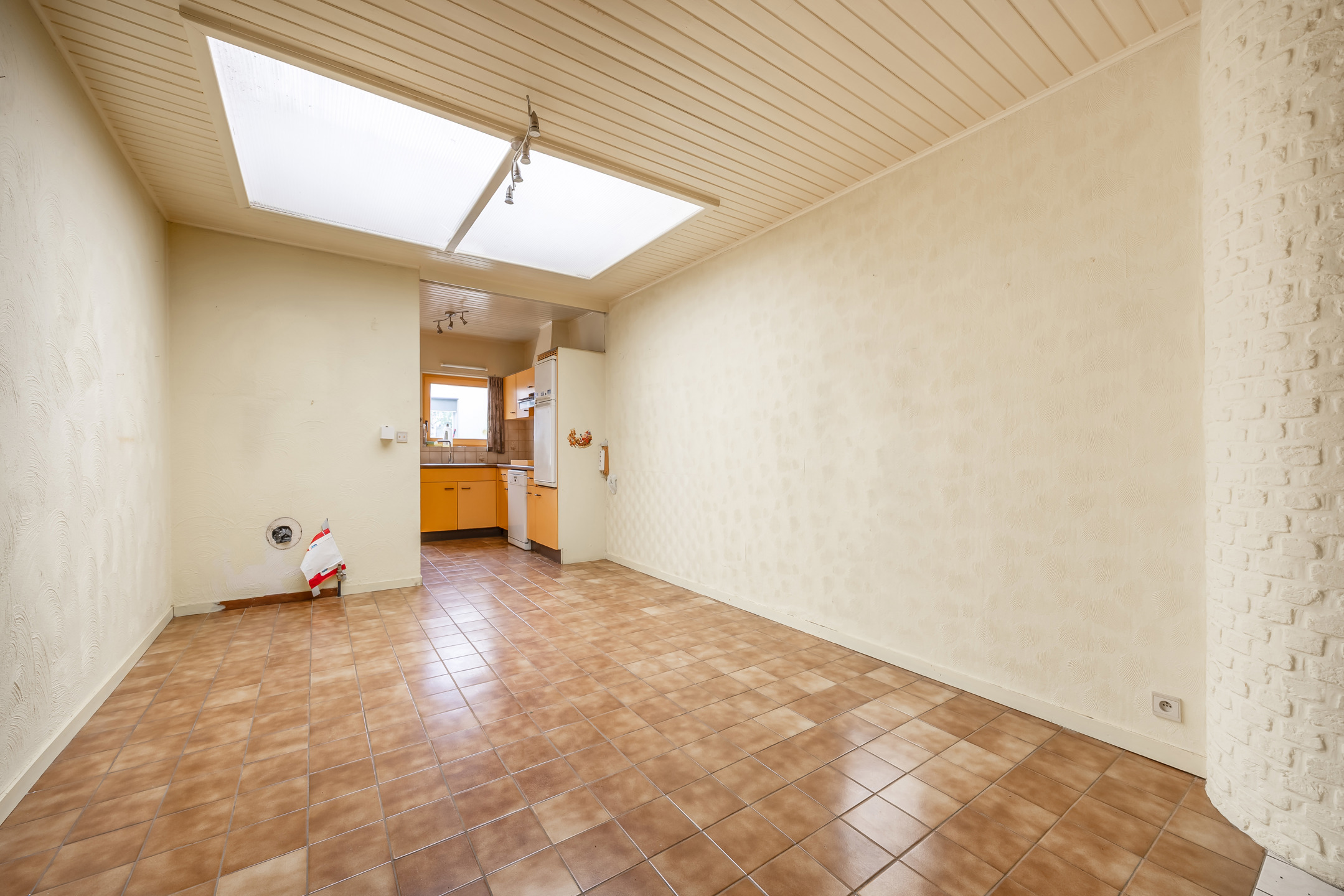 te renoveren woning met 3 ruime slaapkamers , garage en tuin - foto 3