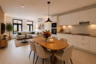 Voor de aankoop van dit appartement kan u genieten van de <strong>aankoop aan 2% registratierechten</strong> indien van toepassing voor u. Dit<strong> </strong>energetisch gerenoveerde<strong> </strong>appartement op de eerste verdieping combineert comfort en ruimte op een uitstekende ligging, op <strong>wandelafstand van de Markt van Lokeren. </strong><br /><br />Bij het binnenkomen valt meteen het <strong>aangename ruimtegevoel</strong> op. De <strong>lichtrijke woonkamer</strong> sluit naadloos aan op de <strong>open keuken</strong>, waardoor een gezellige en open leefruimte ontstaat. Het appartement beschikt verder over<strong> twee volwaardige slaapkamers</strong>, een aparte gastentoilet en een <strong>praktische berging</strong>.<br /><br />Het <strong>terras</strong> vormt het centrale hart van het appartement en biedt een heerlijke plek om te ontspannen. Dit terras kan u ook bereiken via één van de slaapkamers. <br />Ook op energetisch vlak scoort dit appartement uitstekend. Dankzij de volledige <strong>energetische renovatie</strong> en de verwarming via een lucht-luchtwarmtepomp geniet u van een comfortabel binnenklimaat en een <strong>laag energieverbruik</strong>.<br /><br />Er is een <strong>gemeenschappelijke fietsenberging inbegrepen</strong>.<br />Daarnaast hebt u hebt ook de mogelijkheid om een <strong>staanplaats</strong> mee aan te kopen, vraagprijs: 17.500 euro. <br /><br />Troeven op een rij:<br />Twee slaapkamers<br />Open keuken met aansluitende woonkamer<br />Volledig energetisch gerenoveerd<br />Centrale ligging vlak bij de Markt van Lokeren<br /><br />Wenst u een bezoek in te plannen voor dit prachtig appartement?<br />Bel voor info of een vrijblijvend bezoek naar 03 502 98 74 of mail naar kristof@claves.be.<br /> 