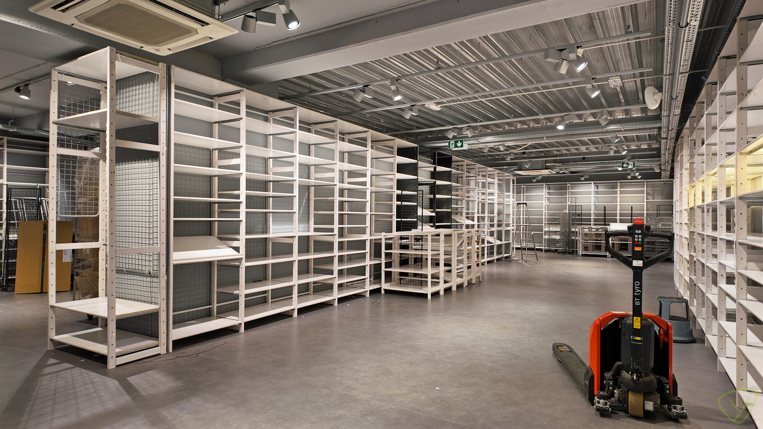 Exclusieve handelsruimte te huur op één van de commercieel gunstigste locaties te Eeklo! - foto 4