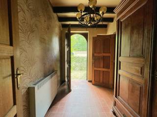 In een rustige, doodlopende straat in Brecht bevindt zich deze gelijkvloerse woning met tal van mogelijkheden voor wie op zoek is naar...