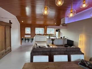 Instapklaar duplex appartement in De Panne <br /><br />Ruime inkomhal met trap naar het 1e verdiep, waar zich twee slaapkamers bevinden en een moderne badkamer met dubbele wastafel, toilet en ruime inloopdouche.<br />Via de trap bereik je het 2e verdiep met een aangename open leefruimte en volledig uitgeruste keuken, voorzien van vaatwasser, oven en frigo.<br /><br />Gelegen op een gunstige locatie nabij winkels, parken, openbaar vervoer en op korte afstand van het centrum en het strand van De Panne.<br /><br />Meer info, documenten en virtueel bezoek: www.immodepanne.be