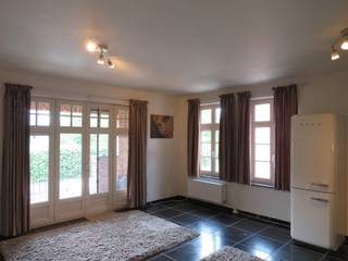 Charmant en rustig gelegen tweeslaapkamer appartement.<br /><br />Op de eerste verdieping vinden we dit charmante appartement met 2 slaapkamers. <br />Deze woongelegenheid heeft een mooie oppervlakte van 91 m² en beschikt over een zeer gunstige EPC-score B. <br /><br />We betreden het appartement via de inkomhal met apart gastentoilet. Van hieruit bereikt u de gezellige leefruimte met toegang tot een overdekt terras.<br />Tevens vinden we aansluitend de keuken, ingericht met de nodige toestellen en is er voldoende opbergruimte in een aanpalende berging. <br /><br />Verder werd de badkamer voorzien van een dubbele lavabo, ligbad en douche. De twee slaapkamers zijn ruim en bieden u een optimale nachtrust gezien de rustige locatie. <br /><br />Er is een lift aanwezig die u naar alle verdiepingen brengt, alsook de kelderverdieping. Hier vinden we een ondergrondse autostaanplaats en een private kelderberging voor extra stockage. Deze staanplaats en berging zijn INBEGREPEN IN DE PRIJS. <br /><br />Troeven:<br />- Energiezuinig met score B<br />- Elektrische keuring geldig tot 2032<br />- Instapklaar<br />- Ondergrondse parkeerplaats en berging maar ook voldoende gratis parking rondom het gebouw<br />- Rustige locatie<br /><br />Ben je benieuwd en wens je een bezoek? Contacteer ons op het nummer 014 58 02 08 of via info@immovl.be