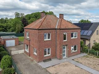 <p>Deze open bebouwing in Aalter biedt het perfecte evenwicht tussen gezellige nestwarmte en comfort. Achter de degelijke gevel schuilt een eigendom die perfect inspeelt op de hedendaagse noden van een gezin.</p><p>Op het gelijkvloers heb je een lichtrijke leefruimte die naadloos aansluit op de comfortabele keuken die voorzien is van alle nodige toestellen. Daarnaast beschikt het gelijkvloers over een volwaardige bureauruimte en een functionele badkamer. Op de eerste verdieping wachten maar liefst vier ruime slaapkamers. Een praktische kelder draagt bovendien bij aan het dagelijkse woongemak en biedt extra bergruimte.</p><p> </p><p>De absolute troef van deze woning bevindt zich echter buiten. Het riante perceel van 678 m² herbergt een groene tuin waar je in alle rust en volledige privacy kunt ontspannen. Dankzij de lange oprit en de losstaande garage is er aan parkeergelegenheid en extra opslagruimte absoluut geen gebrek. Gelegen in een rustige straat met een vlotte verbinding naar de belangrijkste invalswegen, combineert deze woning een centrale ligging met een oase van ruimte en groen.</p><p> </p><p><strong>Klinkt dit als jouw droomwoning?</strong> Wacht niet te lang en plan vandaag nog je bezoek om deze unieke plek zelf te ontdekken. Neem contact met ons op via het formulier of bel ons direct!</p>