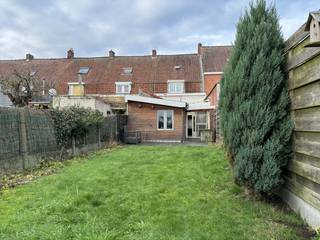 Ben je op zoek naar een betaalbare woning met veel mogelijkheden nabij het centrum van Aalbeke?Ontdek deze charmante gezinswoning met 3...