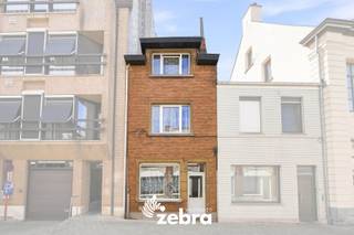 Deze te renoveren woning in Tielt biedt heel wat potentieel. Met drie slaapkamers, verschillende leefruimtes, een kelder en een zuidwestgerichte stadskoer vormt dit pand een mooie basis voor wie een woning volledig naar eigen smaak wil renoveren.<br /><br />Op het gelijkvloers betreedt u de woning via de inkomhal. Verder vindt u hier een polyvalente ruimte, een woonkamer met gaskachel, een keuken en een badkamer met wastafel, douche en toilet. Een afzonderlijke berging biedt extra praktische opbergruimte. Daarnaast beschikt de woning over een kelder.<br /><br />De eerste verdieping omvat twee slaapkamers. Op de tweede verdieping bevindt zich een derde slaapkamer, aangevuld met zolderruimte.<br /><br />Buiten beschikt de woning over een zuidwestgerichte stadskoer.<br /><br />De woning geniet van een centrale ligging in Tielt, met winkels, scholen, horeca en andere dagelijkse voorzieningen in de nabije omgeving. Ook de verbinding met omliggende gemeenten en belangrijke invalswegen is vlot.<br /><br />Belangrijk: de woning is momenteel verhuurd. Bepaalde foto's werden digitaal opgeruimd om de ruimtes leeg, neutraal en overzichtelijk weer te geven<br /><br /><strong>Ook wild geworden van deze thuis?<br />Twijfel dan niet langer en leg vandaag nog uw bezoek vast!</strong><br />