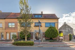 <h3><span>Te koop: Zeer ruim herenhuis met 6 slaapkamers, bureauruimte en zwembad</span></h3><p><span>Op zoek naar een </span><span>statig en uitzonderlijk ruim herenhuis</span><span> met tal van mogelijkheden?<br />Dan is dit unieke pand misschien wel uw volgende thuis of praktijkruimte!</span></p><h4><span>Kenmerken</span></h4><ul><li><span> </span><span>6 volwaardige slaapkamers</span><span> ideaal voor een groot gezin of wie extra logeerruimte wenst.</span></li><li><span> </span><span>Mogelijkheid tot creatie derde badkamer</span><span> naar eigen smaak in te richten.</span></li><li><span> </span><span>Aparte en zeer ruime bureauruimte</span><span> perfect geschikt voor vrije beroepen, kantoor aan huis of praktijkruimte.</span></li><li><span> </span><span>Aangename tuin met zwembad</span><span> genieten en ontspannen in alle privacy.</span></li><li><span> </span><span>Authentieke elementen </span><span>en hoge plafonds die zorgen voor een luxueuze en charmante uitstraling.</span></li></ul><h4><span>Troeven</span></h4><ul><li><span>Grote </span><span>bewoonbare oppervlakte</span><span> en een praktische indeling.</span></li><li><span>Combinatie wonen & werken onder één dak.</span></li><li><span>Centrale ligging met vlotte bereikbaarheid.</span></li></ul><h4><span>Ideaal voor:</span></h4><ul><li><span>Grote gezinnen</span></li><li><span>Samenwonende generaties</span></li><li><span>Vrije beroepen </span></li><li><span>Mensen die graag ruimte en comfort combineren</span></li></ul><p><span> </span></p><p><span> </span></p><p><span>Vrijblijvend advies met gratis schatting van uw woning?<br />Neem gerust contact met ons op! </span></p><p><span> </span></p><p><span> </span></p><p><span>Sven Peeters<br /><span>Sven@home4you.be</span></span><span><br />+32 478 24 08 53<br />7/7 bereikbaar</span></p>