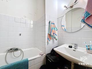 <div>
<p><strong>Etterbeek, Europese Commissie: ONBEMEUILD appartement met 1 slaapkamer en tuin, gelegen in de kelder, van ± 50 m², zonder lift. Het bestaat uit een inkomhal, 1 slaapkamer van ±15 m², badkamer met toilet, keuken uitgerust met een gasfornuis, woonkamer, tuin (5 m x 15 m). Kosten: 70 €/maand, inclusief gemeenschappelijke kosten, koud water en aansprakelijkheidsverzekering. EPC G. Beschikbaar vanaf 01/12/2026.</strong></p>
<p><u>Kelder zonder lift</u>:</p>
<p>- Hal<br />- Slaapkamer ±15 m²<br />- Badkamer ±3 m²<br />- Keuken ±14 m², voorzien van een gasfornuis<br />- Woonkamer ±9 m²<br />- Tuin van 5 m x 15 m</p>
<p></p>
<p>EPB G</p>
<p></p>
</div>