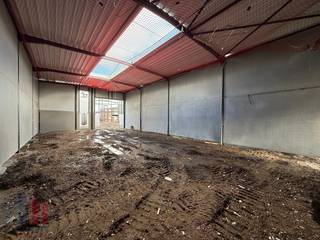 <strong>Gloednieuwe KMO-unit van 255m²</strong> gelegen te Evergem. De ligging in Evergem zorgt voor een uitstekende bereikbaarheid, op slechts 2 km van de R4, wat een vlotte verbinding biedt naar zowel de E34 richting Antwerpen/Knokke als de E40 richting Brussel en Oostende.<br /><br />De unit maakt deel uit van het project <strong>'Bizzpark Doornzele'</strong>, een project gekenmerkt door duurzaamheid en architectuur. Er is bovendien een optie om een extra verdieping van 60 m² te realiseren, bespreekbaar op aanvraag, ideaal als kantoor of extra opslagruimte. Deze unit is uitgerust met een automatische sectionale poort en heeft een vrije hoogte van 6,5 meter. De unit is volledig geïsoleerd en afgewerkt met een polybetonvloer met een draagkracht van 2,5 ton/m² permanente belasting. De ruimte is ook voorzien van een lichtstraat met geïntegreerd rookluik, een elektrische aansluiting van 3 x 400V + N met een stroomsterkte van 40A. Elke unit beschikt tevens over een regenwaterput van 5.000 liter. Zonnepanelen kunnen nog optioneel worden voorzien, afhankelijk van de noden van de gebruiker.<br /><br />De omgeving van het gebouw wordt volledig aangelegd met groenvoorziening. Verplichte aankoop van één autostaanplaats, extra staanplaatsen mogelijk alsook mogelijkheid voor wachtbuizen voor het plaatsen van een laadpaal. Indien u op zoek bent naar een andere oppervlakte, staan wij ook klaar om u verder te helpen. <strong>Reeds 65 % verkocht!</strong><br /><br />Heeft u interesse of wenst u graag meer details over deze KMO-unit? Aarzel dan niet om contact op te nemen met <strong>PANORAMA B2B</strong> voor bijkomende informatie, gedetailleerde plannen of om een vrijblijvend plaatsbezoek in te plannen. U kunt ons bereiken op het nummer <strong>0477 02 09 02</strong>.