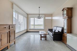 <span><span>Langs de Sint Jansstraat, de baan tussen <strong>Staden </strong>en Sleihage, bieden we u deze interessante, <strong>ruime en polyvalente woning met 3 slaapkamers </strong>aan. Centraal gelegen en bovendien op slechts 5 minuten rijden van Roeselare. Deze <strong>halfopen bebouwing</strong> situeert zich op een <strong>zongericht perceel van 1.010 m²</strong> en biedt u een overvloed aan ruimte. Zo beschikt de woonst over een bruikbare vloeroppervlakte van <strong>237 m²</strong> en kan men gebruik maken van een <strong>garage of opslag- of werkplaats van ca. 60 m²</strong>. <br />Het pand leent zich tevens prima voor al wie mogelijk een beroepsactiviteit wenst uit te oefenen. Zo is er vooraan een polyvalente ruimte voorzien. Deze ruimte kan dienst doen als kantoor, praktijkruimte, winkel, etc..., maar uiteraard ook als bureel, hobbykamer of gelijkvloerse slaapkamer. Op heden zijn er 3 slaapkamers, maar de <strong>grote dakverdieping</strong> biedt plaats genoeg om nog 1 tot 2 extra slaapkamers in te richten.<br />Actueel wordt er verwarmd op aardgas (kachel) en accumulatie. De ramen zijn grotendeels vernieuwd in 2013 (PVC, dubbele beglazing). Het dak is tevens geïsoleerd (12 cm). Overigens kan men gebruik maken van krachtstroom (400V), en is men uitgerust met dag- en nachttarief + uitsluitend nachttarief (400V). Tot slot vermelden we nog dat er een regenwaterput aanwezig is.<br /><br /><u>De indeling van de ruimtes is als volgt:</u><br />Gelijkvloers: leefruimte opgedeeld in zitkamer en eetkamer gescheiden met een dubbele deur (wegneembaar) -<strong> polyvalente ruimte </strong>- traphal - afzonderlijke, ingerichte keuken - toegang tot droge kelder - veranda en wasplaats.<br />Eerste verdieping: trap- en nachthal - berging - slaapkamer 1 - slaapkamer 2 - slaapkamer 3 - badkamer.<br />Tweede verdieping: zeer ruime dakverdieping toegankelijk met uitschuifbare trap via de nachthal.<br />Exterieur: <strong>grote oprit geschikt voor meerdere wagens</strong> - inrit naar garage - buitentoilet - afzonderlijke garage met werkplaats en/of opslagruimte - grote, diepe achtertuin.<br /><br /><u>Enkele troeven:</u></span></span>
<ul>
	<li><span><span>Centraal gelegen en met goede verbinding naar Staden en Roeselare;</span></span></li>
	<li><span><span>Aan ruimte en potentieel geen gebrek;</span></span></li>
	<li><span><span><strong>Mogelijkheden tot het inrichten van extra slaapkamers</strong>;</span></span></li>
	<li><span><span><strong>Polyvalente ruimte geschikt voor beroepsmatige doeleinden</strong>;</span></span></li>
	<li><span><span><strong>Afzonderlijke garage, werkplaats of opslagruimte van ca. 60 m²</strong>.</span></span></li>
</ul>
<span><span>Wenst u meer informatie? Of graag een bezoek ter plaatse? Bel Diksimmo op het nummer 051 50 11 51 of mail naar diksmuide@diksimmo.be.</span></span>