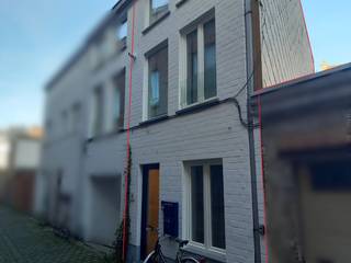 In Ekkergem, in een rustig en doodlopend straatje nabij de Coupure en op een steenworp van de faculteit van de Bio-ingenieurs, bevindt zich deze bijzondere woongelegenheid.<br />De eigendom maakt deel uit van een mede-eigendom met 2 eenheden. Gemeenschappelijke inkomhal. <br /><br />Het gelijkvloers omvat een stijlvolle keuken met een aangename eetruimte en een afzonderlijk gastentoilet. De open traphal bevindt zich centraal, en geeft een bijkomende eigentijdse touch. <br />Op de eerste verdieping bevinden zich een ruime badkamer met dubbel lavabomeubel en inloopdouche, een afzonderlijk toilet en een multifunctionele ruimte die kan worden ingericht als zithoek of slaapkamer.<br />De bovenste verdieping beschikt over twee slaapkamers, ingericht met oog voor design én functionaliteit. Beide kamers zijn voorzien van ingemaakte kasten en bureau (mooi én efficiënt). Daarnaast beschikken beide slaapkamers over airconditioning.<br /><br />De vorige huurders betaalden een provisie van € 200 per maand voor de vaste kosten, nutsvoorzieningen, water en internet. Bij de jaarlijkse afrekening werd dit bedrag niet overschreden.<br /><br />Indien de huurder geen domicilie neemt op het adres, is de eventuele tweedeverblijftaks ten laste van de huurder.