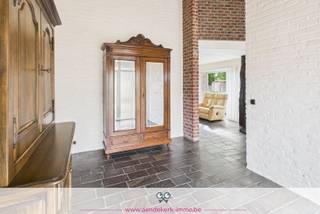 Ben je op zoek naar een ruime gezinswoning met een grote tuin en veel privacy? Dan is deze vrijstaande woning in Molenbeersel, een rustige deelgemeente van Kinrooi, zeker het ontdekken waard.<br /><br />De woning werd gebouwd in 1975 en staat op een perceel van maar liefst 1.920 m². Met een bewoonbare oppervlakte van 196 m² en vier slaapkamers biedt dit huis alle ruimte die je nodig hebt voor een comfortabel gezinsleven.<br /><br />Binnen kom je via de inkomhal in de gezellige leefruimte met open haard. De keuken sluit mooi aan. Hier geniet je ook van een mooi uitzicht op de achtertuin. Op het gelijkvloers vind je verder nog twee slaapkamers, een badkamer en een dubbele garage. De verdieping telt nog eens twee ruime slaapkamers, een douchekamer en een apart toilet. Extra bergruimte nodig? Geen probleem: de woning is volledig onderkelderd.<br /><br />De grote tuin rondom zorgt voor veel privacy en biedt tal van mogelijkheden voor tuinliefhebbers of gezinnen die houden van het buitenleven. Op het terras geniet je in ieder geval van alle rust van de zon en het groen.<br /><br />De woning heeft een EPC-label D (391 kWh/m²jaar). Er is dan ook geen renovatieplicht. <br /><br />De ligging van deze woning is rustig en landelijk. De Nederlandse grens ligt op minder dan 2 km, waardoor ook de A2 vlot bereikbaar is. Winkels, scholen en voorzieningen vind je in de nabije omgeving van Kinrooi.<br /><br />Troeven van deze woning:<br />- Ruim perceel van 1.920 m²<br />- Vier slaapkamers en 196 m² bewoonbare oppervlakte<br />- Volledig onderkelderd en dubbele garage<br />- Grote tuin met veel privacy<br />- Rustige, landelijke ligging vlakbij de Nederlandse grens<br /><br />Benieuwd om deze woning zelf te ontdekken? Neem gerust contact met ons op voor een bezoek.