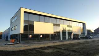 Nieuwbouw kantoor/showroom van 966 m² te koop langs de commerciële Brusselbaan te Hekelgem (Affligem). De ruimte is verdeeld over 2 verdiepingen...