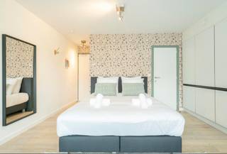 Gemeubelde studio gelegen op de derde verdieping op zeer centrale ligging in de Theaterbuurt op wandelafstand van de gezellige Graanmarkt, winkels, restaurants, openbaar vervoer. <br /><br />De studio bestaat uit een leefruimte met open keuken die voorzien is van een koelkast, een keramische kookplaat, een dampkap, een vaatwasser en een combi-oven. De badkamer bestaat uit een inloopdouche, een toilet en een lavabo.<br /><br />De nutsvoorziening van water, gas en elektriciteit zijn individueel.<br />De maandelijkse gemeenschappelijke kosten bedragen €55,00 per maand.<br />Er is een berging aanwezig in de kelder op verdieping -1.<br /><br />BESCHIKBAAR VANAF 01 JANUARI 2027.