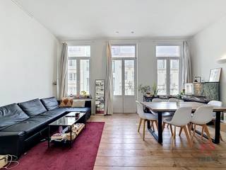 <p>ETTERBEEK, near Montgomery/Cinquantenaire and Rue des Tongres, close to public transport (underground, tram and bus), in a small block with low service charges, a beautiful, bright flat of approx. 77m². Solid wood flooring throughout.<br /><br /><u><strong>On the 1st floor:</strong></u></p>
<ul>
<li>Entrance hall</li>
<li>Living room of approx. 20m² with access to the balcony</li>
<li>Open-plan kitchen of approx. 6m², fitted (hob, extractor hood, fridge, freezer, dishwasher, sink and microwave)</li>
<li>Bedroom 1 of approx. 12m² with fitted wardrobes.</li>
<li>Bedroom 2 of approx. 9m²</li>
<li>Separate toilet</li>
<li>Bathroom (bath/shower, washbasin, space for washing machine)</li>
</ul>
<p>Cellar No. 3<br /><br />Provision for service charges: €50/month for communal areas<br />Individual gas heating<br /><br />Available from 01/09/2026<br />1-year lease</p>