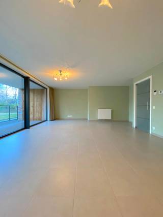 Dit recente en energiezuinige appartement te Aalst is zeer rustig gelegen in het groen en nabij op -en afrit E40 richting Gent/Brussel. Met een EPC score van 94 bent u verzekerd van een laag energieverbruik. Het appartement is gelegen op de gelijkvloerse verdieping en bestaat uit een inkomhal met gastentoilet. Via de inkomhal bereikt men de leefruimte met open geïnstalleerde keuken. De keuken werd uitgerust met een dubbele spoelbak, kookplaat, combi-oven en vaatwasmachine. Tevens beschikt het appartement over twee slaapkamers (waarvan één kinderkamer/ bureauruimte). De badkamer werd voorzien van dubbele wastafel en inloopdouche. Via de grote raampartijen, dewelke een enorme lichtinval creëeren, bereikt men het aanpalend ruim zonneterras met extra bergruimte! Dit terras met zicht op groen is ideaal voor wie wil genieten van rust en groen op een korte afstand van het stadscentrum! Ondergrondse garagebox is inbegrepen in de huurprijs. Dit appartement is ideaal voor wie op zoek is naar een centrale &amp; rustige ligging in het groen! Huurprijs: 995 euro/maand + 50 euro kosten/maand. Beschikbaar vanaf 01/08/2026.