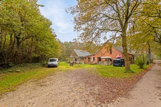 Deze te renoveren woning is gelegen op een ruim perceel in een rustige groene omgeving in Mol-Sluis. De woning ligt langs de gekende Galbergen waar je kan genieten van de vele wandelpaden langs mooie natuur en sport- en speelfaciliteiten.<br /><br />Deze eigendom bestaat uit twee charmante woningen en een achterliggend stuk grond. Deze woningen zijn vergund als één woning en het is dan ook de bedoeling dat deze woningen omgevormd worden naar één woning. Deze woning dient gerenoveerd te worden op energetisch vlak en bieden qua afwerking ook mogelijkheid tot opfrissing.<br /><br />De woning is landelijk ingericht en men kan kiezen om dit landelijk karakter te behouden of te renoveren tot een moderne stijl.<br /><br />De woningen zijn basis uitgerust en beschikken elk over een primitieve keuken en badkamer. De linkse woning geniet van twee slaapkamers en een ruime tuin met garage. De rechtse woning geniet van één slaapkamer, een aanpalende garage en een gezellig tuintje. <br />Achteraan de woningen is een beboste grond van 14a35ca.<br /><br />De huidige huurinkomsten zijn: <br />Bremstraat 11: 589,9 €/ maand EPC: 756 kWh/(m² jaar)<br />Bremstraat 9: 743,05 €/ maand EPC 1135 kWh/(m² jaar)<br /><br />Dit pand is onderworpen aan de renovatieverplichting van de Vlaamse overheid voor residentiële gebouwen (behoudens bij sloop binnen 5 jaar na de aankoop). Consulteer voor meer informatie de website van het Vlaams Energie- en Klimaatagentschap via https://www.vlaanderen.be/een-huis-of-appartement-kopen/renovatieverplichting-voor-residentiele-gebouwen.<br /><br />Mogelijke financiële tegemoetkomingen (indien u aan de voorwaarden voldoet): sloop &amp; heropbouw of renovatie aan 6% BTW, tal van renovatiepremies en de Mijn VerbouwLening (tot € 60.000).