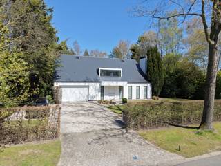 In een van de meest gegeerde villawijken van het Waasland treffen we deze moderne villa aan, discreet en rustig gelegen op een prachtig perceel...
