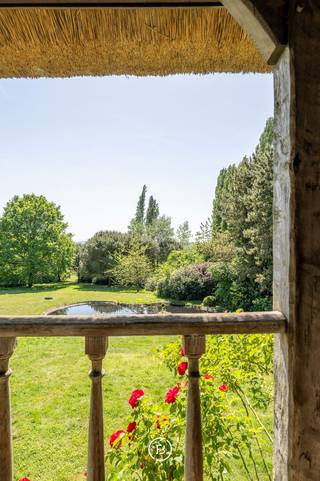 Op een uitzonderlijke ligging op de Scherpenberg, midden in het groen en met volledige privacy, bevindt zich deze karaktervolle villa op een perceel van 12.203 m². Met een bewoonbare oppervlakte van maar liefst 503 m², biedt deze woning een zeldzame combinatie van ruimte, licht en architecturale charme. De eigendom vereist een verdere renovatie, maar beschikt reeds over belangrijke vernieuwingen: een recent geplaatst rieten dak, een volledig nieuwe keuken, vloerverwarming en zonnepanelen.<br /><br />De imposante inkomhal, afgewerkt met marmeren vloeren en een massief eiken trap, vormt het hart van de woning. Rechts leidt een open doorgang naar de eerste leefruimte met zicht op tuin en terras, met daaraan verbonden een vestiaire en gastentoilet. Verder op het gelijkvloers bevinden zich een kinderkamer of bureauruimte, een badkamer en een extra slaapkamer. Aan de linkerzijde van de inkom ligt de nieuwe keuken, naadloos verbonden met de eetplaats en een tweede, lichtrijke leefruimte met een charmante rondboogerker en uitzicht op de tuin. Een centrale houthaard scheidt eetplaats en salon op sfeervolle wijze. Zowel de keuken als eetruimte geven uit op het ruime terras en het zwembad, met prachtig zicht op de tuin.<br /><br />Grenzend aan de eetplaats bevindt zich een tweede inkomhal met een toilet en een trap naar de au pair kamer. Via de naastgelegen berging en wasplaats is er toegang tot de voortuin en tot de kelderverdieping met wijnkelder, berging en dubbele garage.<br /><br />Op de verdieping bevinden zich drie ruime slaapkamers, waaronder een kamer met aparte bureauruimte en een andere met ensuite badkamer met ligbad, douche, dubbele wastafel en een apart toilet. Twee slaapkamers bieden toegang tot een breed balkon met uitzicht over de tuin. De nachthal is voorzien van ingemaakte kasten.<br /><br />Dankzij de verschillende ingangen, de aparte leefdelen en het royale volume is deze eigendom perfect inzetbaar als kangoeroewoning of voor de uitoefening van een vrij beroep. De woning deed jarenlang dienst als woonst en atelier van een gerenommeerd kunstenaar — het karakter en de potentie zijn dan ook overduidelijk aanwezig voor wie op zoek is naar een unieke woonplek met ziel en toekomst.