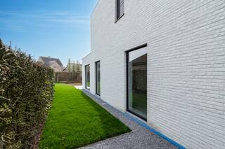 Centraal gelegen in Vosselaar bevindt zich deze stijlvolle nieuwbouwwoning welke wordt verkocht onder registratierecht (Geen BTW). De woning omvat...