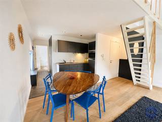 Informatie appartementDit charmante duplex appartement van ca. 80 m² bevindt zich op de 3de verdieping en wordt volledig gemeubeld verhuurd...