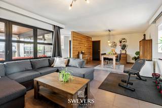 Voor meer info en foto's, surf naar www.swevers.be - Dit instapklare appartement op de eerste verdieping aan de Koolmijnlaan 107/2 in Beringen biedt 113 m² bewoonbare oppervlakte, twee slaapkamers, een terras van 14,5 m² en heel wat bergruimte. Het pand dateert van 2003 en is klaar voor onmiddellijk gebruik. Via de inkomhal bereikt u alle vertrekken. De woonkamer van 39,36 m² biedt plaats aan een zit- en eethoek en sluit aan op de half open keuken van 8,7 m² en op het terras. De slaapkamers meten 17,19 m² en 9,18 m², waarbij de tweede kamer ook dienst kan doen als bureau. Verder zijn er een centraal gelegen badkamer, een apart toilet en twee bergingen van 5,32 m² en 3,4 m². De ligging is uitstekend: horeca op 50 meter, winkels op 190 meter, scholen op 400 meter en het be-MINE-terrein met de Terril op wandelafstand. Het treinstation ligt op 1,8 km en de E313 op 4,6 km. Het appartement is momenteel verhuurd en biedt dus ook interessante mogelijkheden als investering met onmiddellijk rendement. Voor meer informatie, bel 011 255 155. Bron bewoonbare oppervlakte: EPC-verslag.
