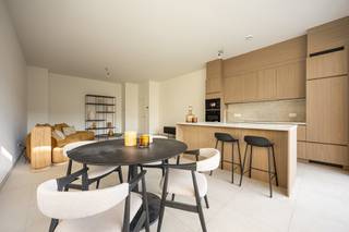 OPENDEURDAG OP WOENSDAG 4 FEBRUARI + ZATERDAG 7 FEBRUARI OP AFSPRAAK. ALLE APPARTEMENTEN ZIJN QUASI WOON- OF VERHUURKLAAR EN MOGELIJK AAN 6% BTW AAN TE KOPEN – U weet en ziet perfect wat u koopt en dit mogelijk aan 6% btw voor eigen bewoning of verhuring (onder voorwaarden). Bekijk alvast 1 van de 3 geheel afgewerkte modelappartementen.<br /><br />Op een strategische locatie in Zandhoven verrijst Residentie VEERTIEN, een nieuwbouwproject dat hedendaagse architectuur, verfijnd wooncomfort en toekomstgerichte technieken moeiteloos samenbrengt. Twee elegante bouwvolumes huisvesten 33 exclusieve appartementen en 1 hoogwaardige commerciële ruimte, verbonden via een ondergrondse parkeerkelder. Wenst u graag een appartement aan de rustige binnenzijde of geniet u liever van wat passage? Residentie 14 heeft het allemaal.<br /><br />De appartementen onderscheiden zich door hun doordachte indeling, mooie lichtinval en aangename oppervlaktes van 71 m² tot 137 m² met ruime terrassen tot 45 m². Van één slaapkamer tot volwaardige gezinsappartementen: elke woonunit is ontworpen met gevoel voor licht, ruimte en kwaliteit. De commerciële ruimte van 252 m² biedt een uitstekende opportuniteit voor een onderneming die past binnen het premium karakter van het project.<br /><br />Technisch staat het project op een uitzonderlijk niveau. Met geothermische warmtepompen, vloerverwarming én -koeling, ventilatie C+, doorgedreven isolatie en zonnepanelen wordt een E-peil tot maximaal E20 bereikt. Dit resulteert in een comfortabel binnenklimaat, opmerkelijk lage energiekosten en een 50% vermindering van de onroerende voorheffing gedurende 5 jaar.<br /><br />Het terrein van 4.722 m² wordt omgevormd tot een stijlvolle en onderhoudsvriendelijke groene omgeving met verfijnde wandelpaden en autostaanplaatsen voorzien van laadpalen. Parkings en bergingen zijn apart aan te kopen. Foto's interieur zijn van verscheidene appartementen in dit project. Contacteer ons voor een zorgvuldige selectie van appartementen volgens uw criteria.