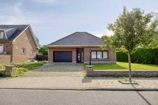 <p>immo DAVID stelt voor: volledig gerenoveerde bungalow met hoge afwerkingsgraad en EPC B in een rustige en residentiële wijk, met een ruime inpandige garage, een zuidwestgerichte tuin en een zolder met tal van mogelijkheden. Via de inkomhal betreedt u de woning en komt u in de bijzonder ruime woonkamer van maar liefst 44 m². Dankzij de grote raampartijen geniet deze leefruimte van een aangename hoeveelheid natuurlijk licht. De vloer is afgewerkt met natuursteen en de ingebouwde spots zorgen voor een sfeervolle verlichting. Aansluitend bevindt zich de volledig geïnstalleerde keuken o.a. voorzien van een modern en duurzaam Dekton-werkblad. Via de nachthal bereikt u de slaapvertrekken. Er is momenteel een slaapkamer van 10 m² en een ruime master bedroom van 26 m². Deze master bedroom bestond oorspronkelijk uit twee afzonderlijke kamers van elk 13 m² en kan eenvoudig opnieuw worden opgesplitst. De badkamer is eveneens bereikbaar via de nachthal en heeft een hoge afwerkingsgraad. Vanuit de garage heeft u toegang tot de ruime zolderverdieping van maar liefst 70 m². Deze ruimte biedt heel wat potentieel en kan worden ingericht als meerdere slaapkamers met badkamer, hobbyruimte, bureauruimte,… Vóór de woning beschikt u over twee extra parkeerplaatsen. Dankzij het gebrek aan inkijk geniet u hier van veel privacy en rust. Bovendien is de ligging zeer gunstig: de R0, het Laarbeekbos, het UZ Brussel en de fietssnelweg bevinden zich dichtbij.</p>