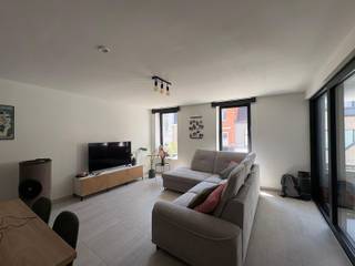 <p>Op een <strong>uitstekende locatie in het centrum van Ninove</strong> bevindt zich dit <strong>stijlvolle en hoogwaardig afgewerkte nieuwbouwappartement</strong> op de eerste verdieping van een kleinschalige residentie met <strong>lift</strong>. Het appartement verkeert in <strong>perfecte instapklare staat</strong>.</p><p>Dankzij de <strong>centrale ligging</strong> bevinden het <strong>NINIA Shopping Center</strong>, winkels, scholen, openbaar vervoer en gezellige horecazaken zich op slechts enkele minuten wandelen.</p><p>Bij het betreden van het appartement kom je terecht in de <strong>ruime en lichtrijke leefruimte</strong> met een <strong>volledig uitgeruste open keuken</strong>. Grote raampartijen zorgen voor een aangename lichtinval en geven toegang tot een <strong>overdekt terras</strong> met zicht op het centrum van Ninove. Aan de achterzijde bevindt zich bovendien een <strong>tweede, ruim terras</strong>, waar je in alle rust kan genieten.</p><p>Verder beschikt het appartement over:</p><ul><li><p><strong>Twee slaapkamers</strong></p></li><li><p><strong>Moderne badkamer</strong> uitgerust met een inloopdouche, lavabomeubel en toilet</p></li><li><p><strong>Praktische berging</strong> met extra opbergruimte</p></li></ul><p>Als extra troef is een <strong>private kelderberging van maar liefst 9,5 m²</strong> inbegrepen in de huurprijs.</p><p>Op vlak van comfort en energiezuinigheid scoort dit appartement uitstekend dankzij <strong>vloerverwarming via een warmtepomp</strong> en <strong>zonnepanelen</strong>, wat resulteert in een laag energieverbruik en een aangenaam wooncomfort.</p><p><strong>Huurprijs:</strong> €950/maand + €75 gemeenschappelijke kosten.<br /><strong>Beschikbaarheid:</strong> bespreekbaar.</p>