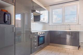 Dit aangename appartement op de bovenste verdieping combineert ruimte, comfort en een uitstekende ligging.<br /><br />Het appartement is gelegen op wandelafstand of een zeer korte fietsrit van het centrum van Tessenderlo. Supermarkten, winkels, scholen en horeca zijn daardoor vlot bereikbaar. Ook qua mobiliteit is dit een fijne plek: De Lijn is dichtbij en de oprit van de E313 ligt binnen enkele minuten, zodat je vlot in de omliggende steden en gemeenten bent.<br /><br />Je komt binnen in een grote, lichtrijke leefruimte die het hart van de woning vormt. Vanuit de keuken loop je door naar een praktische berging met aansluiting voor je wasmachine. Er zijn twee volwaardige slaapkamers, een apart gastentoilet en een badkamer met douche en lavabo.<br /><br />Een echte troef is de ruime garage, waar naast je auto ook nog voldoende plaats is voor extra bergruimte. Voor je fiets is er een gemeenschappelijke fietsenberging.<br /><br />Dankzij het EPC-label B woon je bovendien energiezuinig.<br /><br />Dit appartement is momenteel verhuurd en wordt verkocht met het lopende huurcontract. Hierdoor geniet u als investeerder onmiddellijk van huurinkomsten. Voor eigen bewoning is de woning beschikbaar volgens de wettelijke bepalingen en de voorwaarden van het huurcontract.<br /><br />Een ruim en praktisch appartement op een centrale locatie, ideaal voor wie comfortabel wil wonen met alle voorzieningen binnen handbereik.<br /><br /><strong>Interesse?</strong><br />We nemen graag de tijd om je deze woning ter plaatse te laten ontdekken.<br />📞 014 84 83 69<br />✉️ info@sublimmo.be