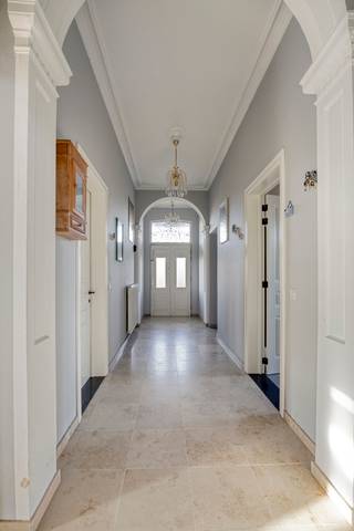 <span><strong>**Statige vrijstaande woning op een perceel van 17a43ca**</strong></span><br /><br />Wij bieden u een indrukwekkend landhuis gelegen op een perceel van meer dan 17a maw mooi omgeven en genietende van een groene omgeving. Dit pand draagt een stukje geschiedenis met zich mee dewelke aan zijn verhaal begon begin jaren 1900. Op heden benut men de woning als woonhuis en gezien de vele ruimten, de meerdere verdiepen biedt dit pand diverse mogelijkheden. De foto's laten niets aan de verbeelding over en brengen een historisch pand met karakter in beeld. <br /><br />Dit landhuis is volledig onderkelderd en voorzien van een inpandige garage geschikt voor een personenwagen. De majestueuze hallen geven een rijkelijk en ruimtelijk gevoel en verdelen de ruimten van de gelijkvloerse verdieping mooi onder. Zo kan je er de leefruimte vinden met erker, de keuken, badkamer en gastentoilet. Verder zijn er op verdieping 2 vier ruime slaapkamers te vinden die opnieuw belang hechten aan lichtheid en het ruimtelijk gevoel. <br /><br />Door de centrale ligging vlakbij het station heb je een zeer snelle verbinding naar Leuven en Mechelen.<br /><br /><span><strong>Interesse in een bezoek ter plaatse? Dat kan! Contacteer onze vastgoedmakelaar Jacky: jacky@connect-immo.be - 0495 53 46 49</strong></span><br /><br />EPC: 183 kWh/m² - Label B - UC 2217984<br />Wg-Gdv-Gvkr-