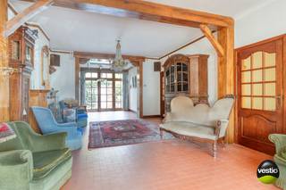 KARAKTERVOLLE WONING MET RUIME TUIN EN TAL VAN MOGELIJKHEDEN IN HET CENTRUM VAN NIEUWERKERKEN.<br /><br />Bent u op zoek naar een woning met ruimte en potentieel? Deze halfopen bebouwing, gelegen in het hart van Nieuwerkerken, biedt een unieke kans voor wie op zoek is naar een renovatieproject met een sterke basis.<br /><br />De woning bevindt zich op een centrale ligging, op wandelafstand van winkels, school en andere voorzieningen.<br /><br />Bij het betreden van de woning komt u terecht in een inkomhal die toegang geeft tot de ruime en lichtrijke leefruimte. De woning biedt tal van mogelijkheden om de indeling en afwerking volledig naar eigen smaak te moderniseren.<br /><br />Aansluitend bevindt zich de keuken met zicht op de tuin, ideaal om om te vormen tot een hedendaagse leefkeuken.<br /><br />Op de verdieping beschikt de woning over meerdere volwaardige slaapkamers en een badkamer.<br /><br /><strong>Extra troef: ruime zolder met uitbreidingsmogelijkheden</strong><br />De woning beschikt over een volwaardige zolderverdieping die zich uitstrekt over de volledige bovenverdieping. Dankzij de stevige betonwelfsels biedt deze ruimte een uitstekende basis voor verdere inrichting.<br /><br />Met een geschatte totale oppervlakte van ca. 56 m², waarvan ongeveer 42 m² bruikbaar, kan deze zolder perfect worden omgevormd tot twee extra slaapkamers, een speelruimte of hobbyruimte.<br /><br />Bovendien werd in de directe omgeving reeds een dakuitbreiding gerealiseerd (zie aanpalend pand), wat bijkomende mogelijkheden biedt om – mits het verkrijgen van de nodige vergunningen – de zolder verder uit te bouwen tot een volwaardige extra verdieping. Dit vormt een belangrijke meerwaarde voor (jonge) gezinnen of wie op zoek is naar extra woonruimte op termijn.<br /><br />Aansluitend beschikt deze eigendom over een diep perceel van 8a 29ca (± 90 meter diep). Via de oprit bereikt u de achterliggende tuin, waar u in alle rust en privacy kan genieten. Achteraan bevinden zich bovendien bijgebouwen, ideaal voor opslag, hobbyruimte of atelier.<br /><br />Pluspunten van deze woning:<br />+ Volwaardige zolder met uitbreidingspotentieel (tot 2 extra kamers)<br />+ Mogelijkheid tot dakuitbreiding (zie aanpalend pand, mits vergunning)<br />+ Achterliggende garage<br />+ Grote en lichtrijke ruimtes<br />+ Alles op wandelafstand (winkels, school, voorzieningen)<br />+ Diep en recht perceel<br />+ Tal van renovatiemogelijkheden<br /><br />Voor meer info of een bezoek ter plaatse, contacteer ons op 0478 30 04 25 of mail naar michiel@vestio.com
