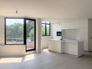 ENKEL BEZOEKEN MOGELIJK DOOR ONDERSTAANDE LINK VOLLEDIG EN CORRECT IN TE VULLEN: mijnhuurprofiel.be<br /><br />Het appartement is gelegen op de 2de verdieping en bereikbaar via trap en lift.<br /><br />Indeling: inkomhal met gastentoilet en vestiaire, ruime leefruimte met aansluitend het terras en de open keuken, 2 volwaardige slaapkamers, badkamer met inloopdouche en aparte berging. <br /><br />Bijzonderheden: <br />- Volledig gerenoveerd appartement! <br />- Airco in de leefruimte en de grote slaapkamer <br />- Mogelijkheid tot het bij huren van een parkeerplaats achteraan het gebouw voor € 80/maand. <br /><br />Maandelijkse kosten: € 80/maand voor de gemeenschappelijke delen. <br />Alle nutsvoorzieningen worden individueel afgesloten door de huurder. <br /><br />Voor meer info of een bezoek contacteer Julie via julie@reds.be