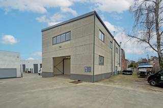 Bedrijfsgebouw verdeeld over twee niveaus van elk 201 m², strategisch gelegen langs de N9 Gent–Brussel. De autosnelwegen E40 en E17 bevinden zich op slechts enkele minuten rijden, wat zorgt voor een vlotte bereikbaarheid.<br />Het gelijkvloers is ideaal geschikt als magazijn- of opslagruimte, terwijl de eerste verdieping ingericht kan worden als kantoorruimte.<br /><br /><strong>Oppervlakte:</strong><br />Gelijkvloers: 201 m² (ca. 20 m x 10 m)<br />Eerste verdieping: 201 m²<br /><br /><strong>Specificaties:</strong><br />Vloer: polybeton<br />Wanden: silex betonpanelen<br />Plafond: sandwichpanelen<br />Structuur: stalen draagstructuur<br />Vrije hoogte gelijkvloers: 3,76 m<br />Vrije hoogte eerste verdieping: min. 2,85 m – max. 3,83 m<br />Sectionale poort: 4 m (b) x 3,25 m (h)<br />Eerste verdieping voorzien van gasgestookte vloerverwarming<br />Sanitair aanwezig<br />Onmiddellijk beschikbaar.<br /><br />Het pand wordt verkocht via een aandelentransactie (share deal), waarbij de aandelen van de vennootschap die eigenaar is van het vastgoed worden overgedragen. Het betreft dus geen klassieke verkoop van het onroerend goed (asset deal).<br /><br />Contacteer Henry Van Tornhout voor bijkomende inlichtingen, plannen of een vrijblijvend plaatsbezoek via 0474 13 37 93 of via henry@kmovastgoed.be<br /><br />EPC: C<br />Stedenbouwkundige inlichtingen: bouwvergunning, geen verkavelingsvergunning, Ambachtelijke bedrijven en kmo's, 1 voorkooprecht, geen rechterlijke herstelmaatregel of bestuurlijke maatregel opgelegd. Geen overstromingsgevoelig gebied, geen afgebakende oeverzone. <br />G score: A<br />P score: A<br /> 