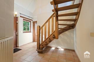 br&gt;Bent u op zoek naar een charmante woning met karakter, ruimte én mogelijkheden? Dan is deze woning zeker een bezoek waard. De woning bevindt zich in een rustige en aangename omgeving en staat op een mooi perceel van maar liefst 1.410 m². <br />U kan genieten van een vlotte verbinding naar de omliggende gemeenten. Dankzij de goede bereikbaarheid zijn zowel het centrum van Mol en belangrijke verbindingswegen vlot bereikbaar.<br />U woont hier rustig en groen, terwijl winkels, scholen, dagelijkse voorzieningen en ontspanningsmogelijkheden zich op wandelafstand bevinden.<br /><strong>Troeven:</strong>
<ul><li>Karaktervolle en charmante woning</li><li>Ruim perceel van 1.410 m²</li><li>Ruime, aangelegde tuin</li><li>3 slaapkamers, waarvan 1 gelijkvloers</li><li>Extra polyvalente ruimte op het gelijkvloers, mogelijkheid om deze ruimte in te vullen volgens eigen wensen</li><li>Instapklaar met nog mogelijkheden om verder naar eigen smaak aan te passen</li><li>EPC-label C (236 kWh/m²) - geen renovatieverplichting</li><li>Rolluiken aanwezig</li><li>Rustige en aangename woonomgeving</li><li>Vlotte bereikbaarheid (Zuiderring N71 nabij)</li><li>Ideale combinatie van wooncomfort, ruimte en mogelijkheden</li></ul>
Een woning met karakter, een uitzonderlijk ruim perceel en vooral heel wat potentieel. Kom zelf de charme, ruimte en mogelijkheden van deze woning ontdekken.
