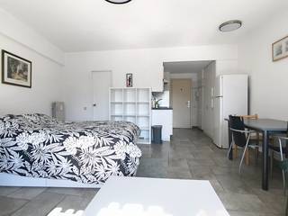 Ontdek deze studio van 36 m² op de derde verdieping van een gebouw met lift aan het Koningin Astridplein. Vanuit de studio geniet u van een uniek zicht op het centraal station van Antwerpen. De omgeving rond het Koningin Astridplein ondergaat binnenkort een grondige vernieuwing, wat deze locatie alleen maar aantrekkelijker maakt voor de toekomst.<br /><br />Indeling:<br />- Geïnstalleerde keuken<br />- Lichtrijke leefruimte<br />- Badkamer met lavabo, douchebad en toilet<br /><br />Ideaal als starterswoning of investering!<br /><br />Bent u geïnteresseerd in een appartement of woning te koop in Antwerpen? Aarzel dan niet om ons te contacteren. <br />Had u graag uw eigen eigendom te koop aangeboden contacteer ons dan voor een vrijblijvende schatting, telefonisch op het nummer 03/206.76.76 of per mail naar antwerpen@dewaele.com.<br /><br />Bestuursmaatregelen in het maatregelenregister: nee