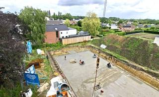 Uiterst energiezuinig (E20 !) dankzij zonnepanelen, lucht-waterwarmtepomp, perfecte buitenschilisolatie, vloerverwarming en ventilatiesysteem D. Dit appartement wordt volledig afgewerkt aangeboden waarbij je zelf nog je eigen afwerking kan kiezen. <br />Ondergronds wordt er een autostaanplaats of een garagebox met berging voorzien die mee aangekocht moet worden. Mogelijkheid tot plaatsen laadpaal.<br />Dit energiezuinig appartement maakt deel uit van residentie Nidus, waar we 22 appartementen met ruime terrassen gaan bouwen in 2 residenties.<br /><br />Interesse in dit appartement? Contacteer je bouwadviseur: bel 09 280 60 60 of mail info@durabrik.be